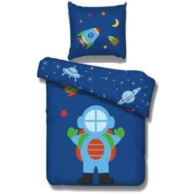Vipack dekbedovertrek Astro is een stoer kinderdekbedovertrek in de kleur blauw. Op het dekbedovertrek vind je een afbeelding van een astronaut en je vindt plaatjes van sterren