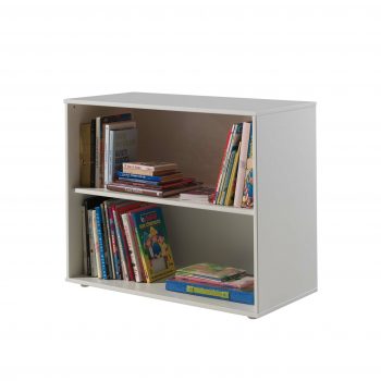 Deze lage boekenkast is vervaardigd uit Scandinavisch grenen en afgewerkt met een witte lak. De boekenkast kan zowel losstaand als in combinatie met een (half-)hoogslaper gebruikt worden. Bekijk alle meubelen in deze collectie.