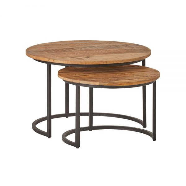 Deze stoere salontafel set bestaat uit 2 ronde tafels van verschillende afmetingen. Het zwart metalen onderstel in combinatie met het massief mangohout geeft de set een industriële look wat ook nog eens makkelijk is te combineren met elk interieur.