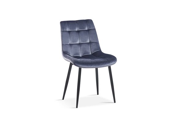 Deze moderne comfortabele stoel is bekleed met een zachte velours stof. Het blokpatroon in combinatie met zijn zwarte metalen poten geeft deze eetkamerstoel een leuke extra dimensie. De stoel heeft een zithoogte van 47 cm en een zitdiepte van 44 cm. Verkrijgbaar in meerdere kleuren.
