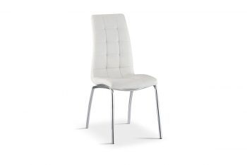 Deze klassieke stoel is afgewerkt met een kunstlederen bekleding en heeft een verchroomd metalen onderstel. De eetkamerstoel heeft een zithoogte van 49 cm en een zitdiepte van 41 cm.