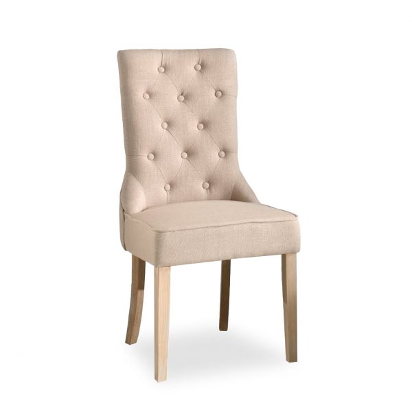 Deze klassieke eetkamerstoel is van degelijke kwaliteit met een goed zitcomfort. De poten van deze stoel zijn gemaakt van massief tropisch hout en de bekleding is 100% polyester. Deze stoel heeft een landelijk karakter en is ook verkrijgbaar in de kleur grijs. Deze stoel heeft een zithoogte van 49 cm en een zitdiepte van 43 cm.