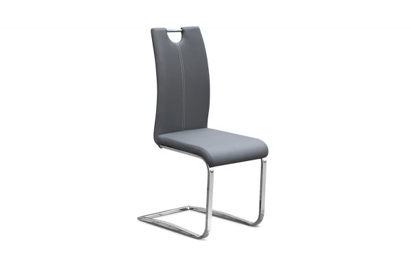 Deze klassieke stoel is afgewerkt met een kunstlederen bekleding en heeft een verchroomd metalen onderstel. De eetkamerstoel heeft een zithoogte van 47 cm en een zitdiepte van 45 cm.