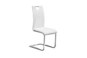 Deze klassieke stoel is afgewerkt met een kunstlederen bekleding en heeft een verchroomd metalen onderstel. De eetkamerstoel heeft een zithoogte van 47 cm en een zitdiepte van 45 cm.