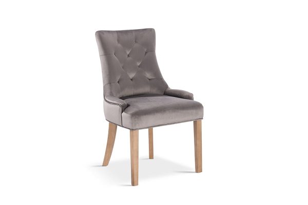 Deze klassieke stoel is afgewerkt met een polyester bekleding en heeft houten poten. De eetkamerstoel heeft een zithoogte van 50 cm en een zitdiepte van 46 cm.