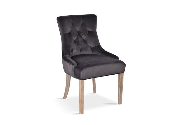 Deze klassieke stoel is afgewerkt met een polyester bekleding en heeft houten poten. De eetkamerstoel heeft een zithoogte van 50 cm en een zitdiepte van 46 cm.
