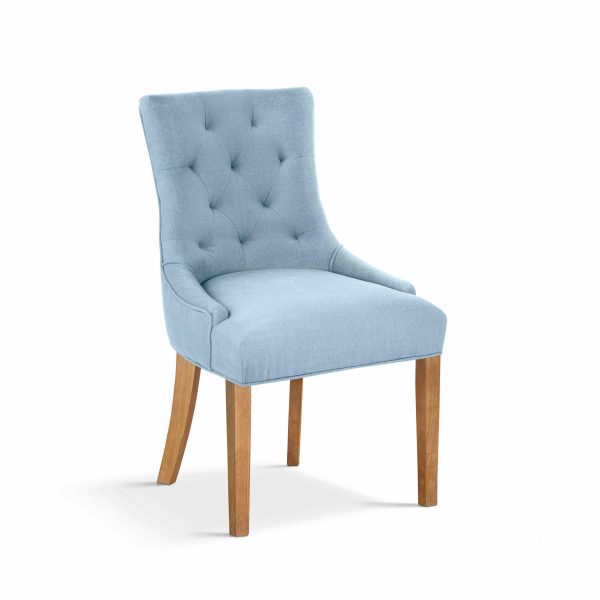 Deze klassiek moderne eetkamerstoel is van degelijke kwaliteit en heeft een goed zitcomfort. De poten van deze stoel zijn gemaakt van massief tropisch hout en de bekleding is 100% polyester. Deze stoel heeft een landelijk karakter en is verkrijgbaar in de kleuren blauw