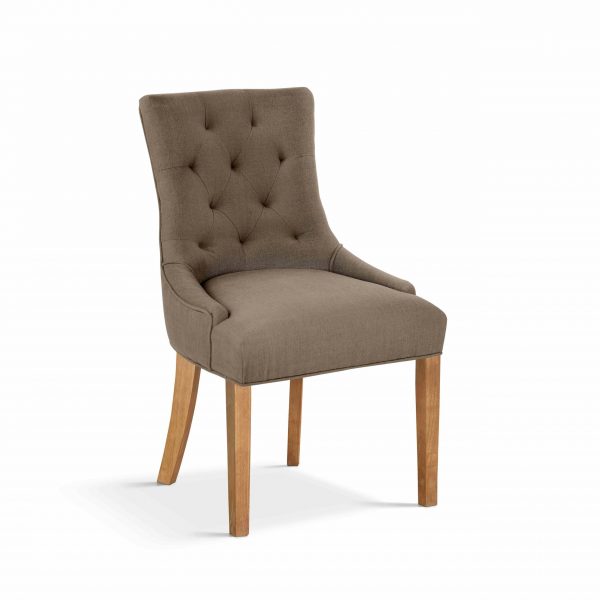 Deze klassiek moderne eetkamerstoel is van degelijke kwaliteit en heeft een goed zitcomfort. De poten van deze stoel zijn gemaakt van massief tropisch hout en de bekleding is 100% polyester. Deze stoel heeft een landelijk karakter en is verkrijgbaar in de kleuren blauw