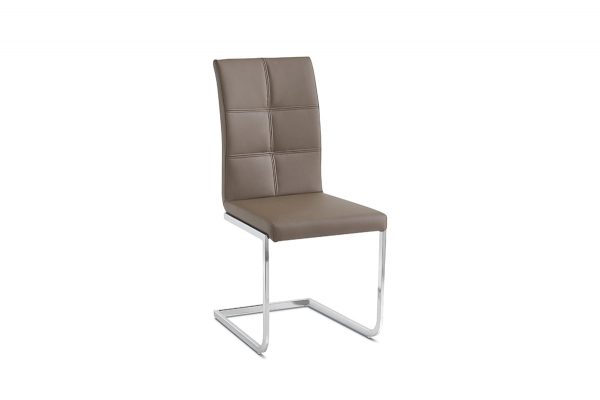 Deze klassieke stoel is afgewerkt met een kunstlederen bekleding en heeft een verchroomd metalen onderstel. De eetkamerstoel heeft een zithoogte van 48